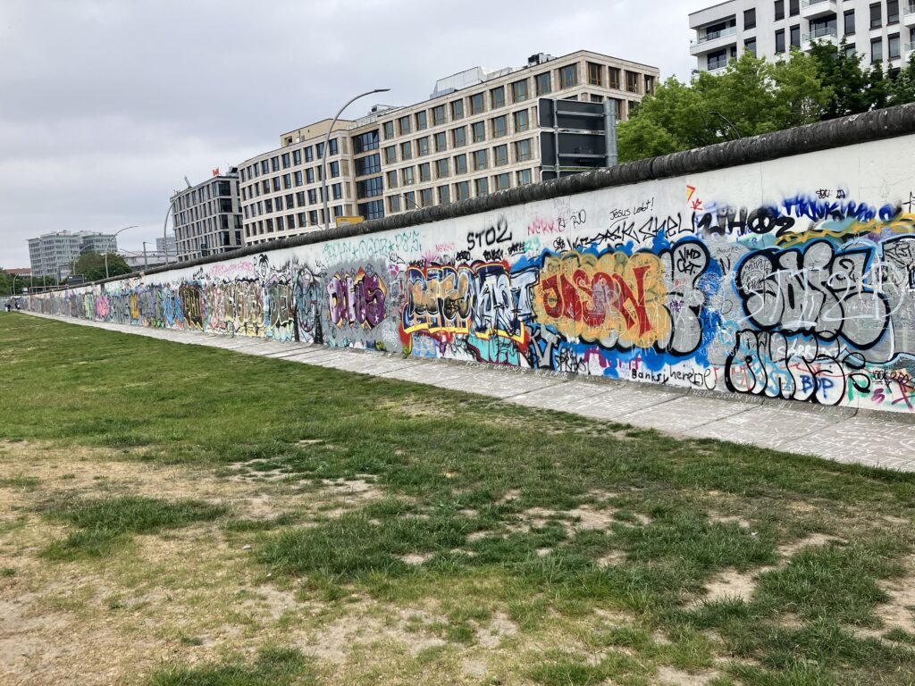 Achterkant van de East side gallery